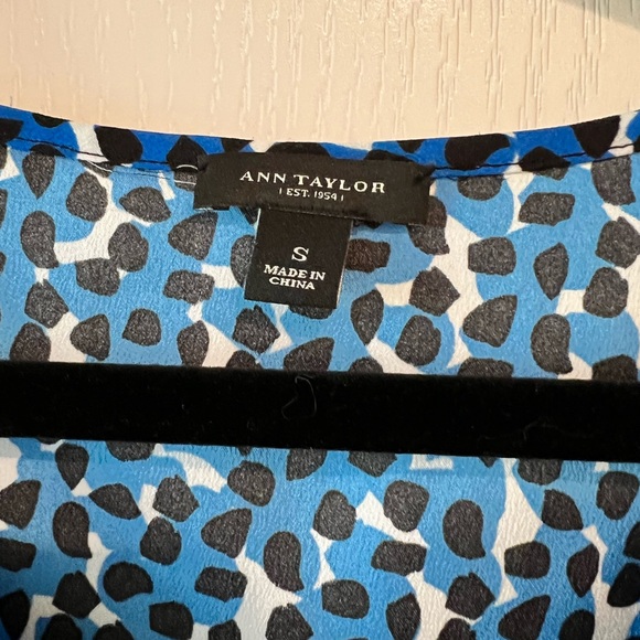 Ann Taylor Blue Sleeveless Tank Top with Rounded Neckline - Picture 4 of 7